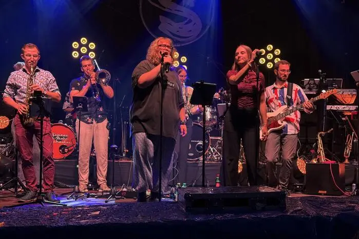 Vorab nahm der Abend trotz anfänglichen Regens mit Funk-, Soul-, Pop- und Rockcovers des Grazer U-Bahn Orchesters im Vorprogramm schon volle Fahrt auf.