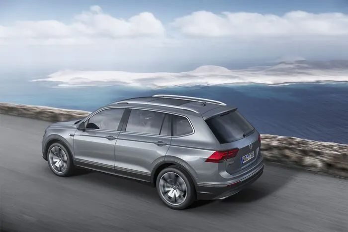 Das Leistungsspektrum der Vierzylindermotoren im Allspace beginnt bei 150 und reicht bis 240 PS, und damit jeweils eine Stufe höher als beim kurzen Tiguan. Die drei Turbobenziner entwickeln 150, 180 und 220 PS, in den Leistungsstufen mit 150, 190 und 240 PS werden die drei Turbodiesel erhältlich sein.