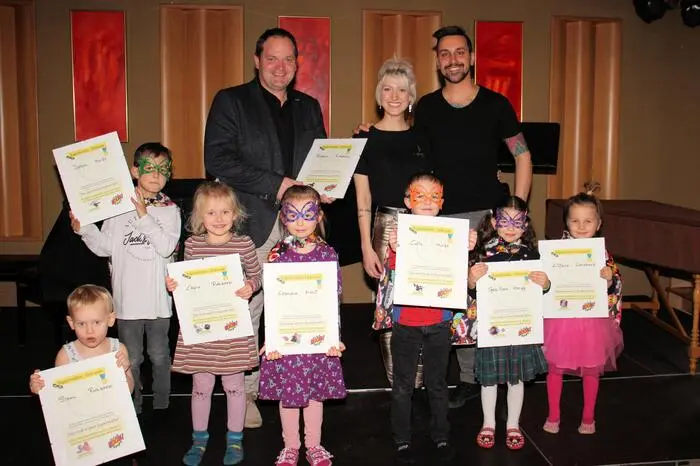 Abschließend überreichten Bürgermeister Roman Neumann und Sonja Pöschl die Superhelden-Urkunden an die teilnehmenden Kinder. 