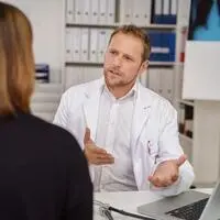 Ein regelmäßiger Gesundheitscheck beim Arzt kann weiteren Besuchen vorbeugen