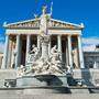 Österreich ist Vorreiter bei der Impfpflicht - im Bild Pallas Athene, die Göttin der Weisheit, vor dem Parlament an der Wiener Ringstraße