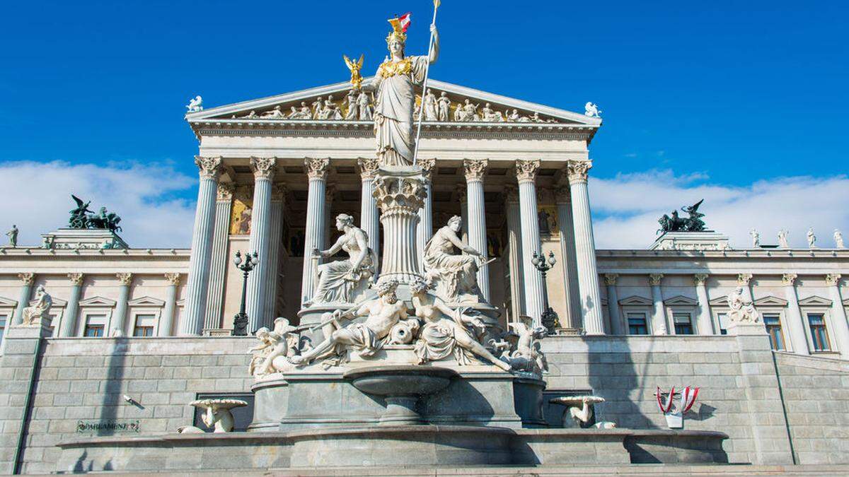 Österreich ist Vorreiter bei der Impfpflicht - im Bild Pallas Athene, die Göttin der Weisheit, vor dem Parlament an der Wiener Ringstraße