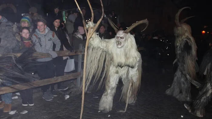Bewundert wurden die kunstvoll geschnitzten Masken.
