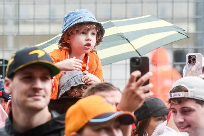Das unbeständige Wetter trübte die Stimmung dabei keinesfalls. Egal ob Regen oder der später zurückkehrende Sonnenschein – die Fans zeigten sich begeistert vom exklusiven Gang durch das Heiligtum der Formel 1. 