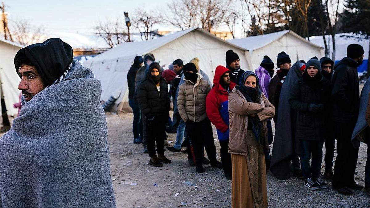 Flüchtlinge in einem Camp in Presevo, Serbien warten auf die Registrierung