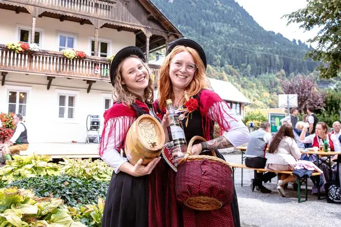 Am Marktplatz waren die Marketenderinnen unterwegs