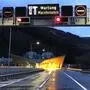 Es war schon dunkel, als die Frau beschloss, ihr Auto vor dem Tunnel zu wenden