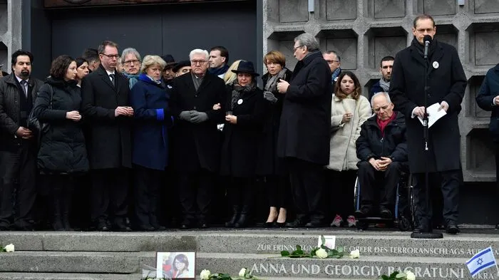 In einer nicht öffentlichen Zusammenkunft am Schauplatz des Anschlags stellte Berlins Regierender Bürgermeister Michael Müller am Dienstag Opfern und Hinterbliebenen das Mahnmal für das Attentat vor.