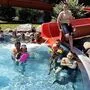 Rund um die Rutsche im Freibad Feldbach herrscht reger Andrang