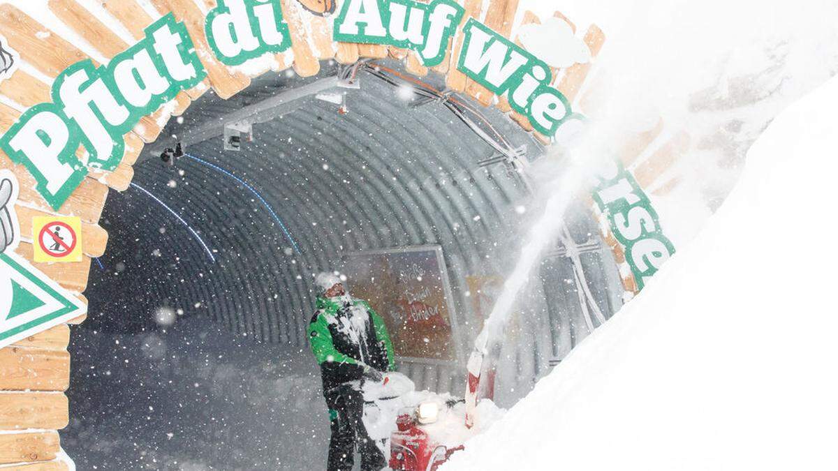 Schnee fräsen statt Schnee machen lautet aktuell das Motto auf der Planai. Wander- und Radwege im Gipfelbereich wollen vom &quot;weißen Gold&quot; befreit werden