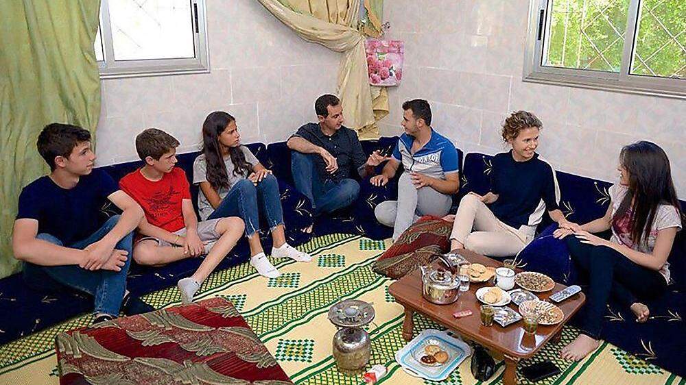 Syriens Machthaber Bashar al-Assad, seine Frau Asma (zweite von rechts), Tochter Zein und die beiden Söhne Hafez (links) and Karim (zweiter von links)