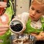 Kinder beim Backen