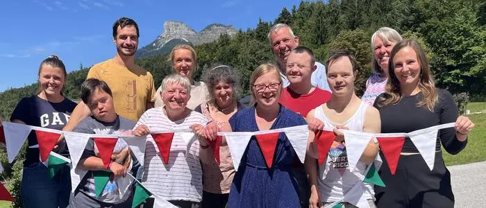 Übergabe der neuen Bierzeltdekoration in der Tageswerkstätte Berta