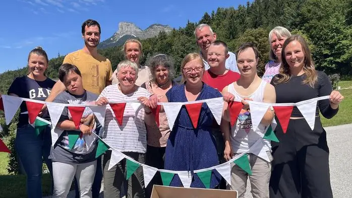 Übergabe der neuen Bierzeltdekoration in der Tageswerkstätte Berta
