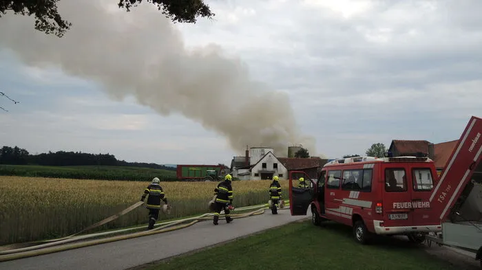 80 Einsatzkräfte der Feuerwehren Groß St. Florian, Gussendorf, Michlgleinz, Tanzelsdorf und Kraubath wurden am Sonntagnachmittag zu einem Brandeinsatz bei einem Wirtschaftsgebäude alarmiert.