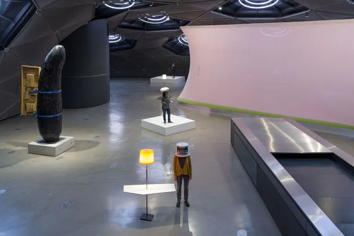 Mit Gurken arbeitet Wurm schon länger, in Salzburg stehen sie im öffentlichen Raum, in Graz waren sie im Kunsthaus zu sehen - und dauerhaft steht eine Gurken-Skulptur im Kai 36, einem Hotel von Helmut Marko.