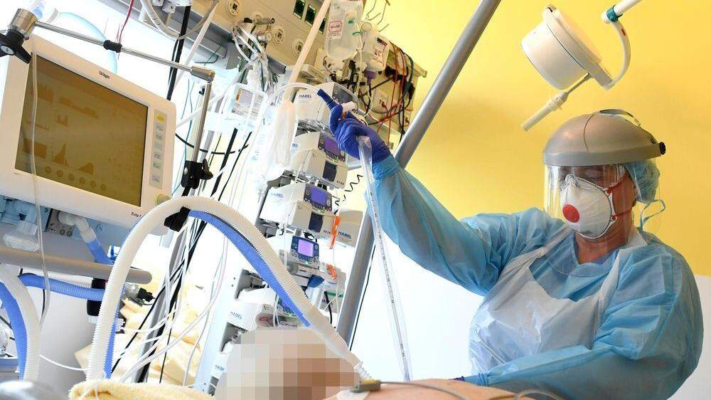 Ein Covid-Patient wird auf der Intensivstation beatmet