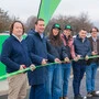 Sechs Personen zerschneiden ein grünes Band zur Eröffnung einer E-Ladestation | Hannes Jernej (Geschäftsführer Mochoritsch Gastronomie GmbH), Reinhard Draxler (Kelag-Vorstand), Ruderinnen Magdalena und Katharina Lobnig, Alexander Jordan (Kelag-Vertriebsleiter) und Josef Jernej (Geschäftsführer Mochoritsch Gastronomie GmbH) (von links)