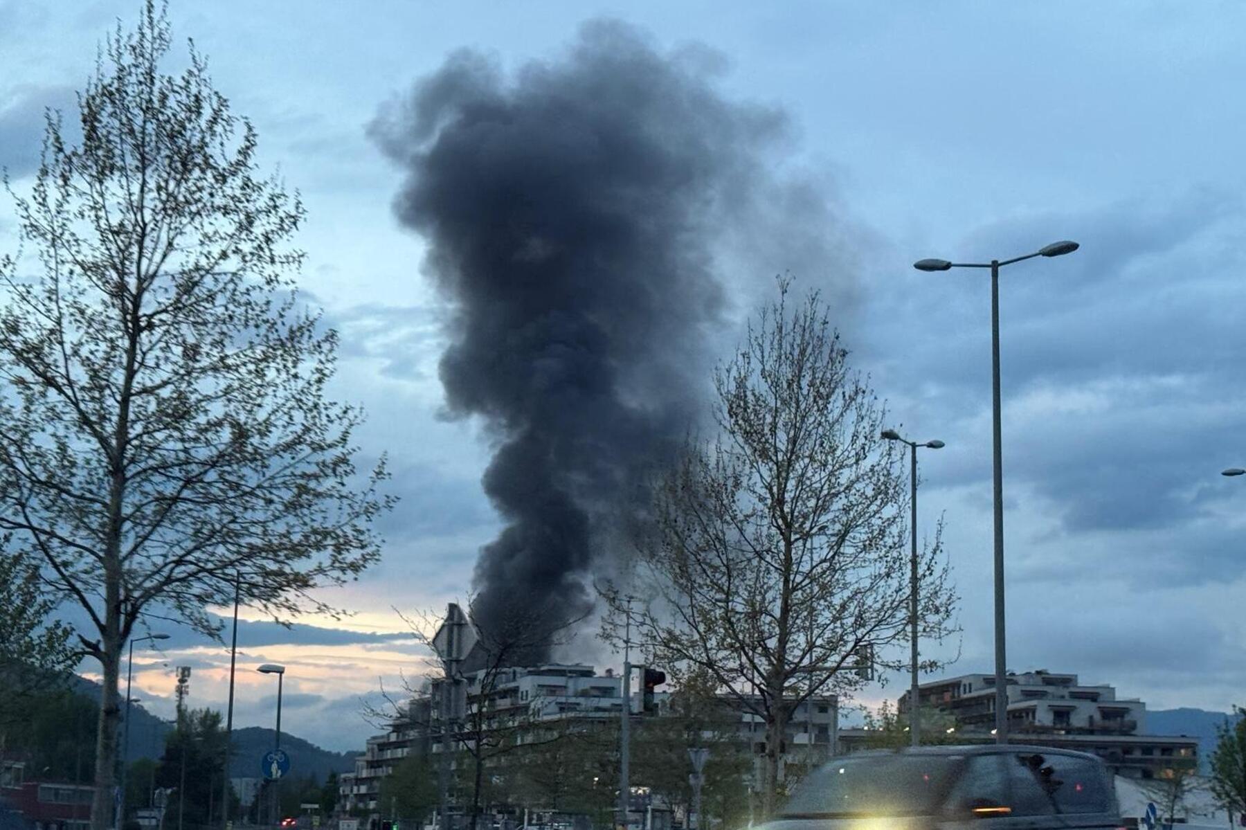 Feuerwehr im Einsatz: Rauchsäule über Graz: Brand in Wohnsiedlung
