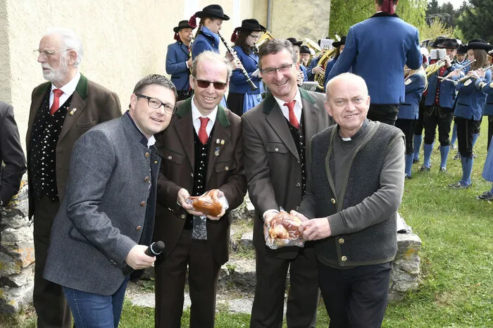 Hellmuth Koch, Seebodens Tourismuschef, leitete wieder souverän die Versteigerung, hier (von links) neben Robert Lücking vom MGV Seeboden, Bürgermeister Wolfgang Klinar und Pfarrer Pater Wladyslaw Tomaz Mach.