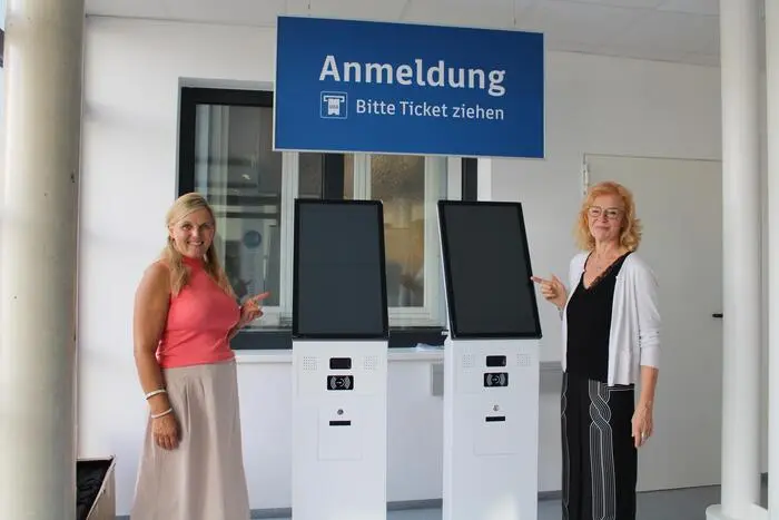 Gleich beim Eingang begrüßen zwei elektronische Anmeldeautomaten