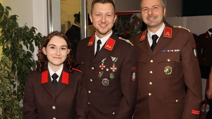 Unter dem Motto "Uniform trifft Tracht" organisierten die Kameraden und Kameradinnen unter Kommandant Mark Wibner (rechts) und Stellvertreter David Traumüller (Mitte) in der Mehrzweckhalle den traditionellen Ball der Freiwilligen Feuerwehr Ligist.
