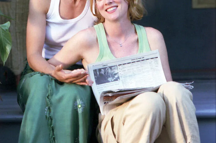 Tina Kennard. Laurel Holloman (rechts im Bild) als lesbische Mutter in „The L Word“: Trotz etlicher Komplikationen sowohl in Schwangerschaft als auch Beziehung eine sehr liebevolle – und ganz normale – Mutter.