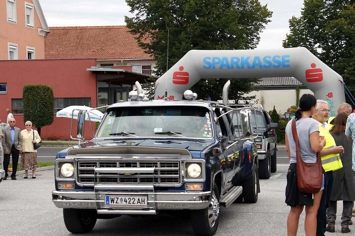 200 „registrierte“ Freunde des „aufpolierten Blechs“ und der „rauchenden Motoren“ kamen angereist.