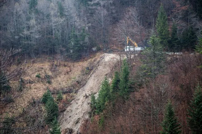 Nach dem Murenabgang wird an der Besfestigung des gelockerten Materials gearbeitet.