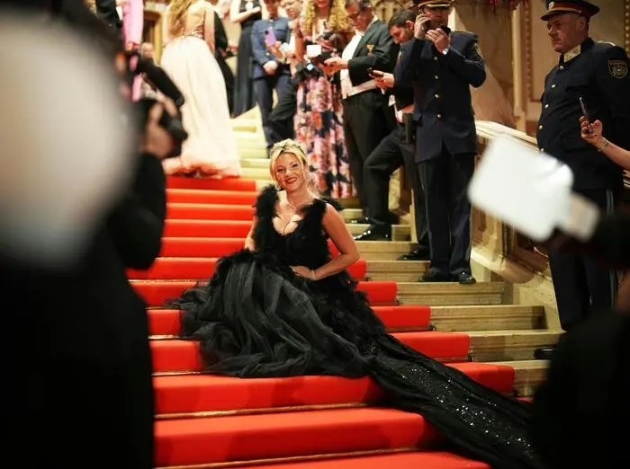 Bild zeigt Evelyn Burdecki am Opernball