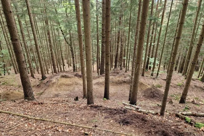 Die Erosion hat die einstige Wehranlage nahezu unkenntlich gemacht