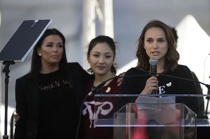 Sie riefen unter anderem in Los Angeles und New York zum Einsatz für Frauenrechte auf. Bei der größten Demonstration des Landes in Los Angeles sagte die Schauspielerin Natalie Portman zu den Teilnehmern: "Wegen Euch rollt die Revolution."