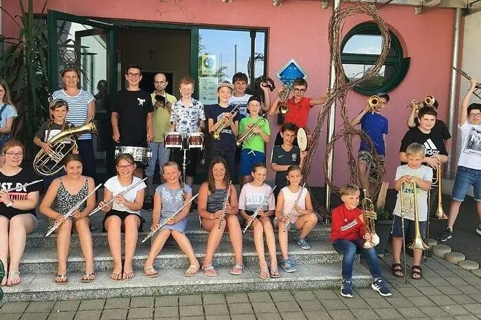 Die Musikschule St. Stefan im Rosental - Kirchbach-Zerlach - Jagerberg hat nach einer Weihnachts-CD vergangenen Jahres nun eine zweite CD angefertigt. Schülerinnen und Schüler aller Klassen und Altersgruppen interpretieren Musikstücke verschiedener Stilrichtungen und Genres, angefangen vom Kinderlied bis hin zu Sonaten und Instrumentalkonzerten. Des Weiteren sind im Rahmen des "Erasmus+" Programms der EU im kommenden Schuljahr Konzerte in Kroatien geplant. Das Gemeinsame soll damit vor das Trennende gestellt, und der europäische Gedanke in den Vordergrund gerückt werden.