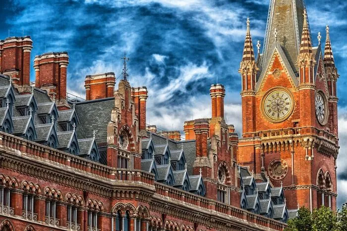 Tatsächlich wurden die Szenen rund um Bahnsteig 9 3/4. am Bahnhof King’s Cross zwischen den Gleisen 4 und 5 gedreht. Als Außenansicht von King’s Cross wird im Film die St. Pancras Station genutzt