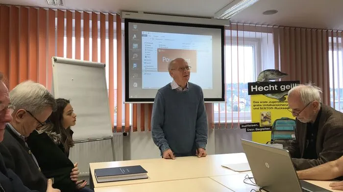 Josef Fink stellt das neue Bohrgerät vor.