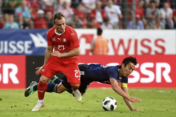 Ein begnadeter Fußballer aber sicher kein Kopfballungeheuer ist hingegen Xherdan Shaquiri. Der Schweizer ist 1,65 Meter groß und damit gemeinsam mit Saudi-Arabiens Jahja Al-Shehri und Panamas Alberto Quintero der kleinste Spieler der Weltmeisterschaft in Russland.