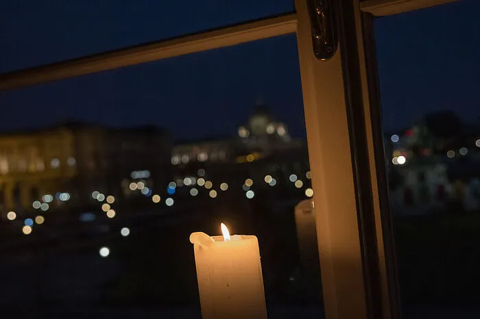 Kerze am Fenster der Präsidentschaftskanzlei