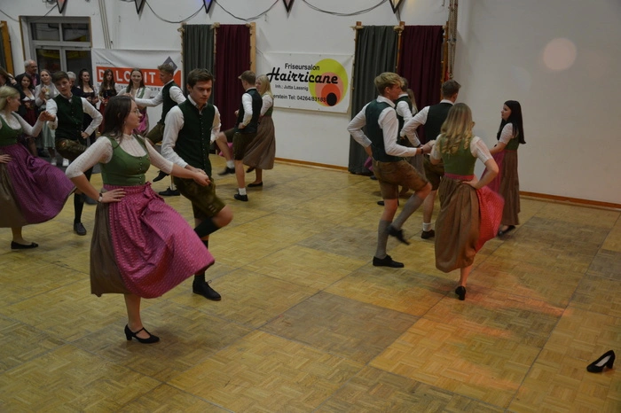 Mit einem Auftanz eröffneten die Landjugend Straßburg sowie die Landjugend Kamp den traditionellen Kathreintanz und schwangen das Tanzbein. Zu Mitternacht zeigte dann die Landjugend Meiselding ihr Können.