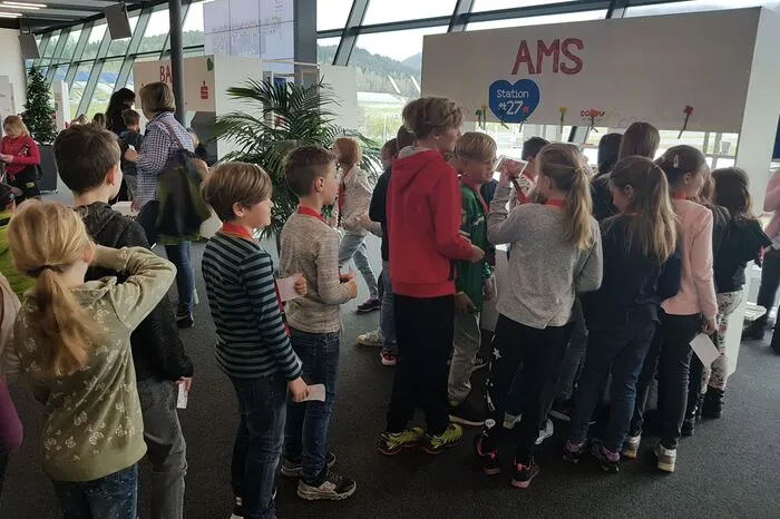 Der erste Weg führt die Kinder zum AMS - schließlich brauchen sie einen Job, um in "Dolbu" Geld zu verdienen.