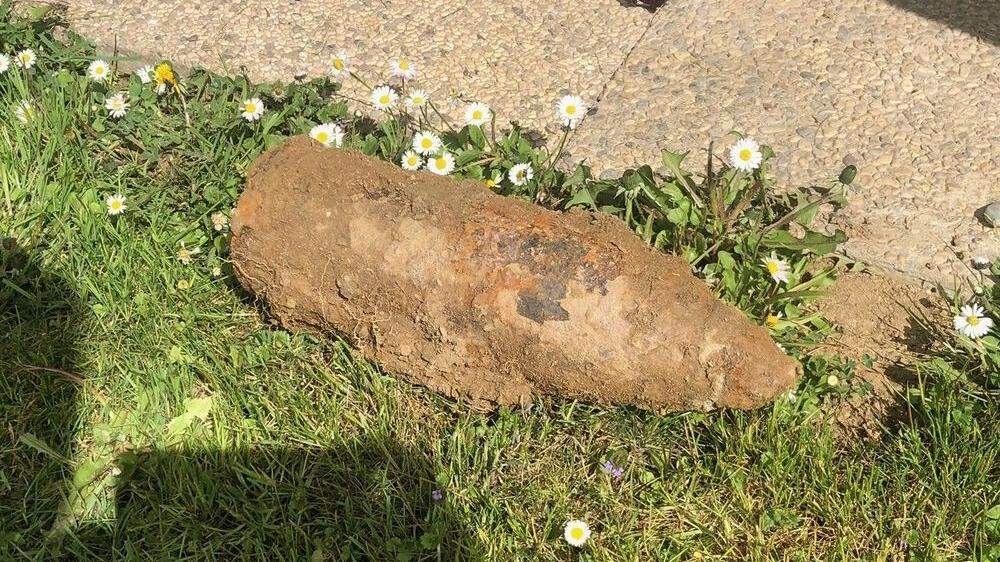 Ungefähr 30 Zentimeter lang ist die gefundene Sprenggranate aus dem Zweiten Weltkrieg