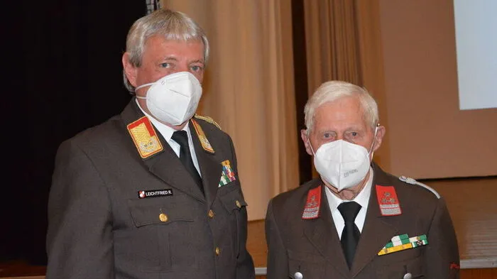 Karl-Johann Steinrieser (rechts) wurde die äußerst seltene Ehrung für seine 80-jährige Mitgliedschaft in der Feuerwehr Kapfenberg-Arndorf verliehen
