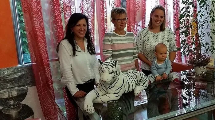 Corinna Böhm mit ihrem kleinen Julian, Mutter Anneliese und PIL-Chefin Anneliese Zöhrer