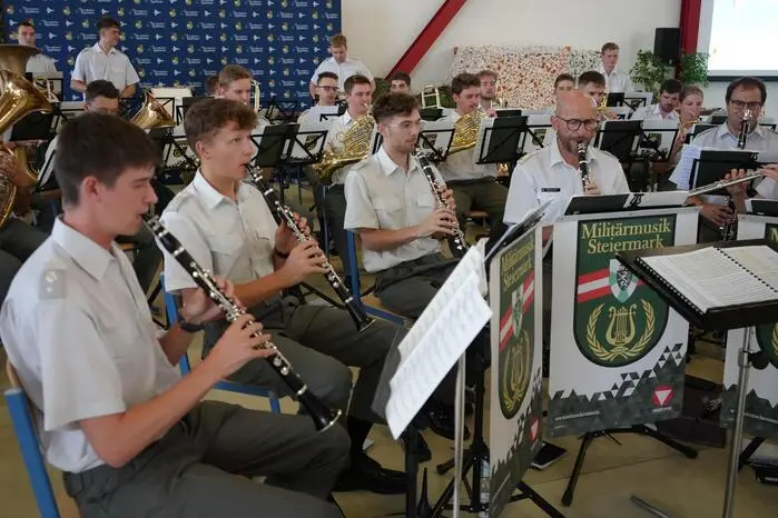 Für den musikalischen Auftakt sorgte im Hangar V des Fliegerhorsts Zeltweg die Militärmusik Steiermark unter der Leitung von Kapellmeister Johannes Lackner.
