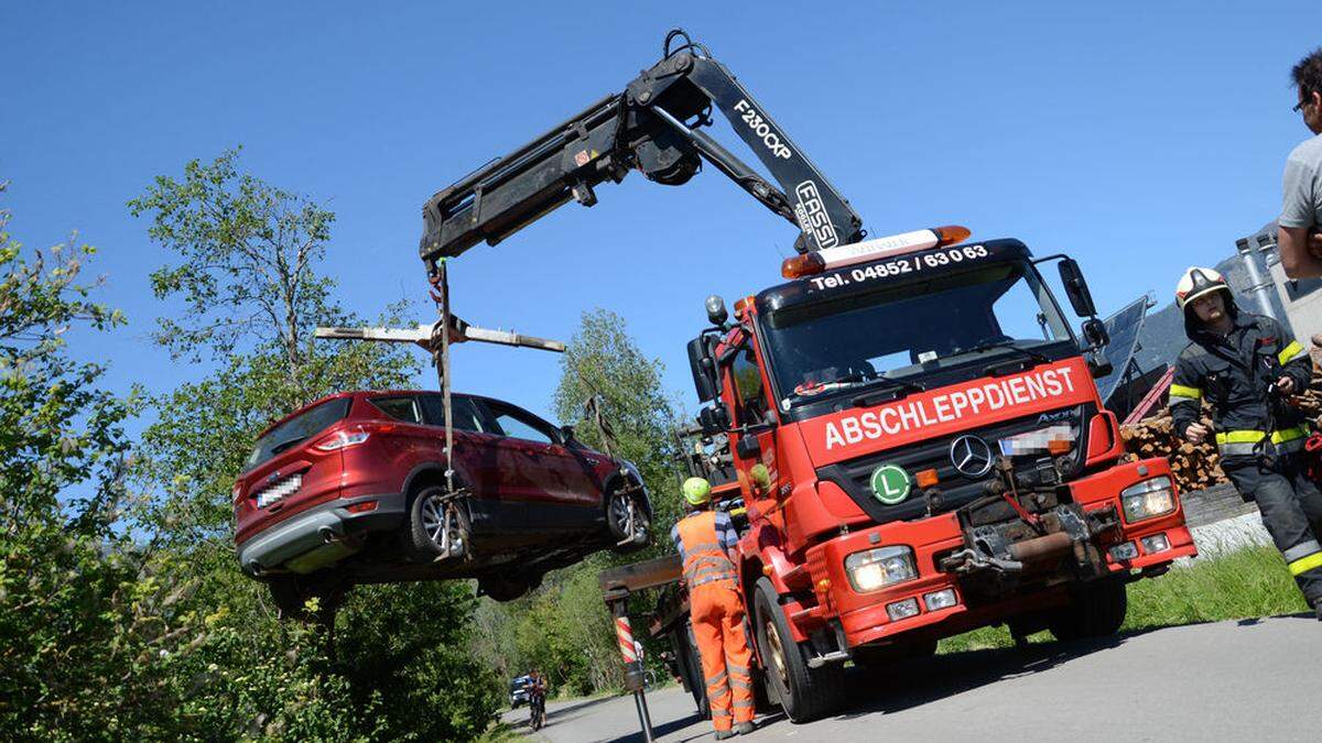 Ein Abschleppwagen transporte das Auto ab