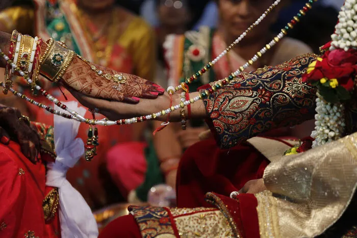 Savani bezahlt nach Angaben seines Sprechers nicht nur für die Zeremonie selbst, sondern auch für Geschenke wie den traditionellen Gold- und Silberschmuck sowie Haushaltsgeräte und Möbel.