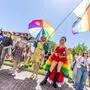 Menschen in bunten Outfits und Regenbogenfahnen bei einer Parade | In Klagenfurt gibt es bereits eine Pride, im Juli soll nun auch in Villach bunt demonstriert werden