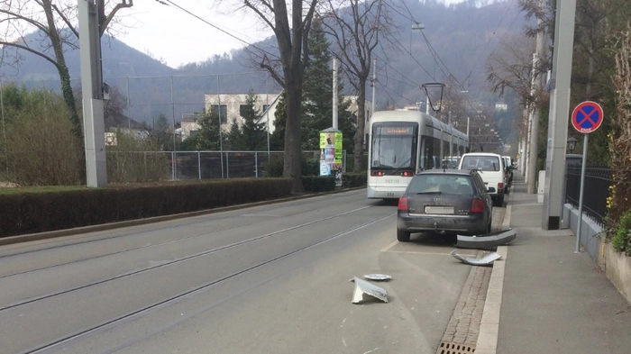 Eine Grazer Bim der Linie 7 kollidierte am Donnerstagvormittag im Bezirk Wetzelsdorf mit einem Pkw.