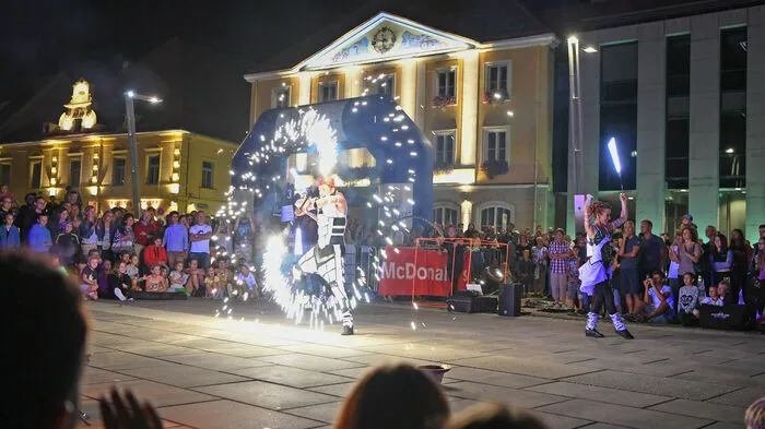 Die Artisten zeigten am Samstagabend beim Murenschalk ihre Fertigkeiten beim Umgang mit Feuer.