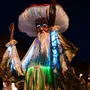 Ein als Pilz verkleidter Straßenkünstler