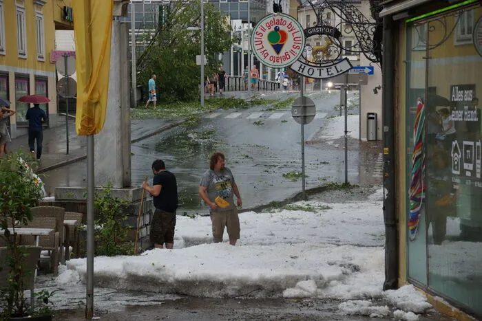 In der Stadt selbst lagen die Hagelkörner mehrere Zentimeter hoch auf der Straße